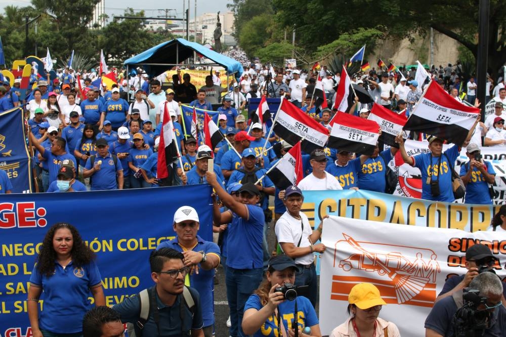 Miembros de sindicatos y trabajadores estatales en la marcha del 1 de mayo. / Francisco Valle.