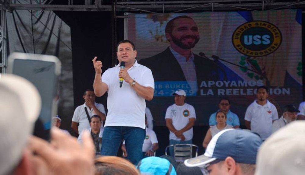 El ministro de Trabajo, Rolando Castro, al cierre de la marcha, en la Plaza México. / Lisbeth Ayala