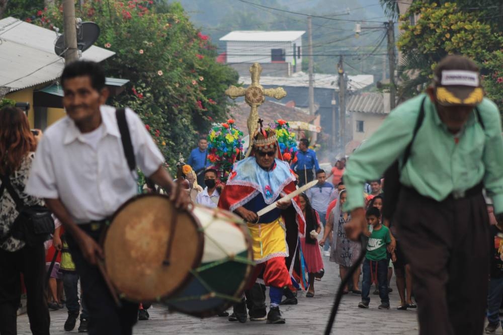 Los historiantes junto a sus percusionistas acompañaron a las diferentes cofradías en la procesión. Foto Gabriel Aquino