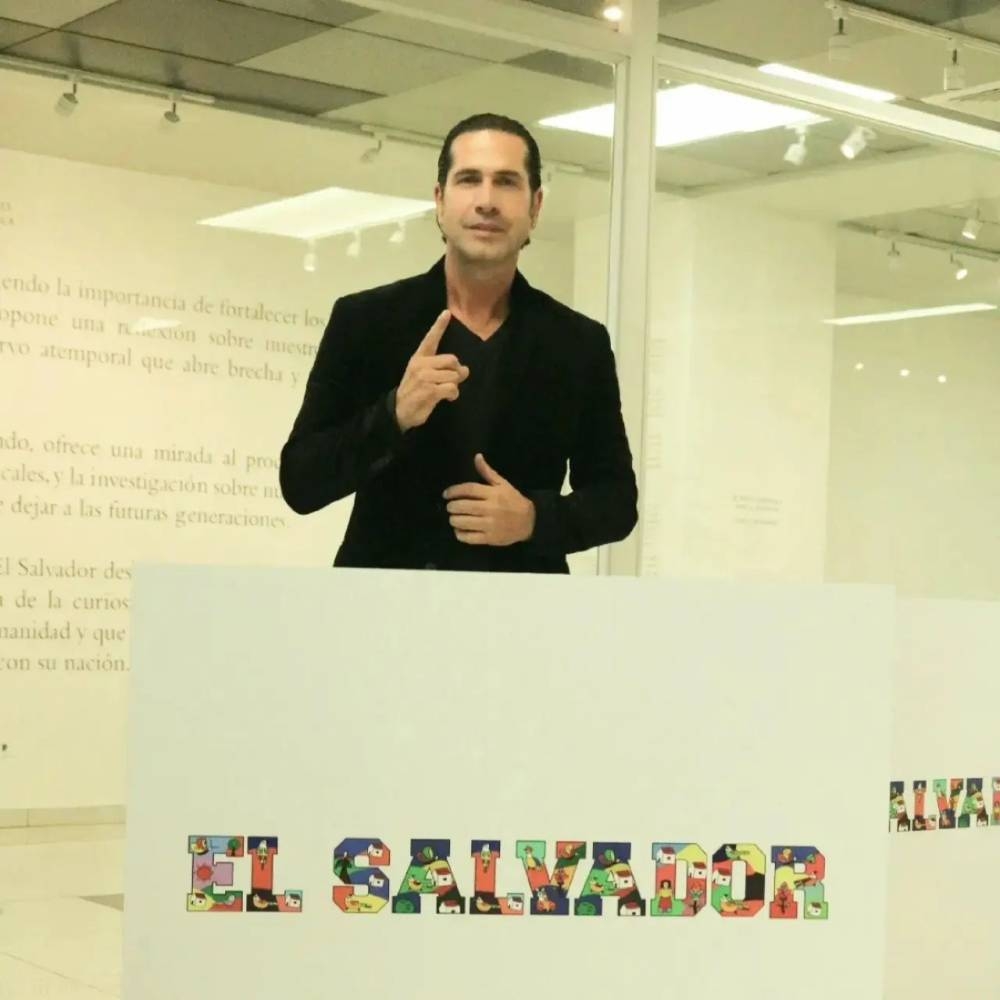 El actor de series y telenovelas fue bien recibido y hasta se tomó unas fotos en el área cultural de la terminal aérea.