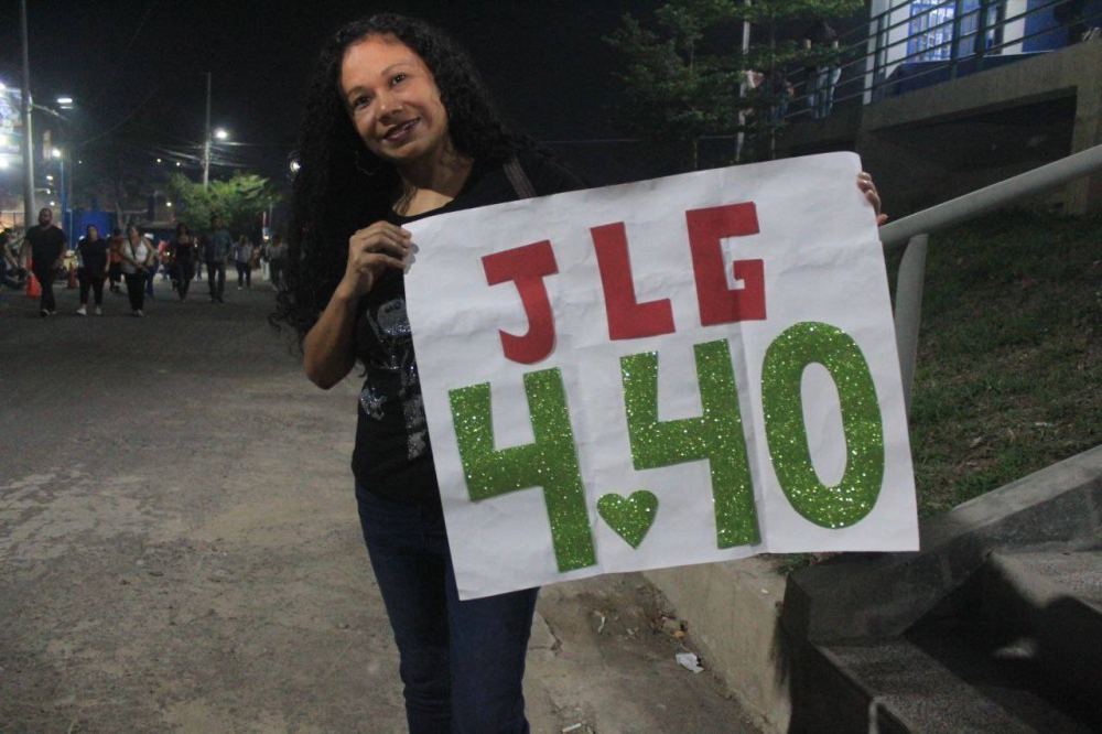 La creatividad de los fans y sus carteles vuelve a estar de moda en los conciertos. / Foto: Gabriel Aquino