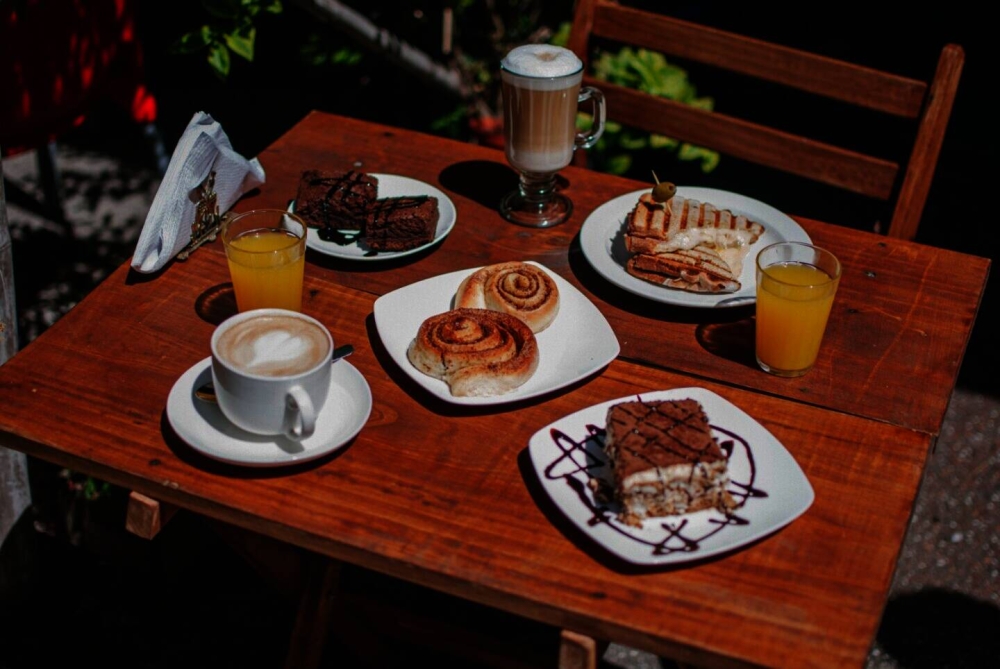 La cafetería ofrece un amplio menú entre bebidas, comidas y postres. 
