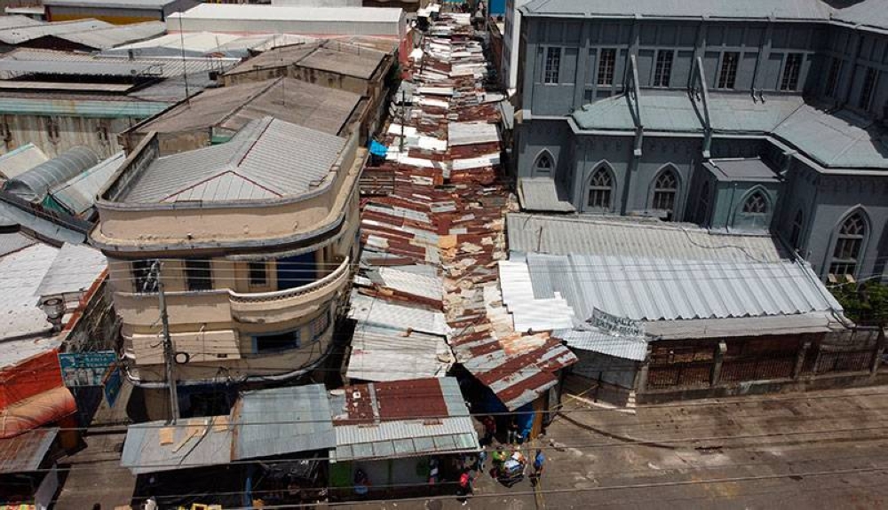 El Banco Azteca funciona en este edificio antiguo que aún está cubierto de ventas, atrás de El Calvario.