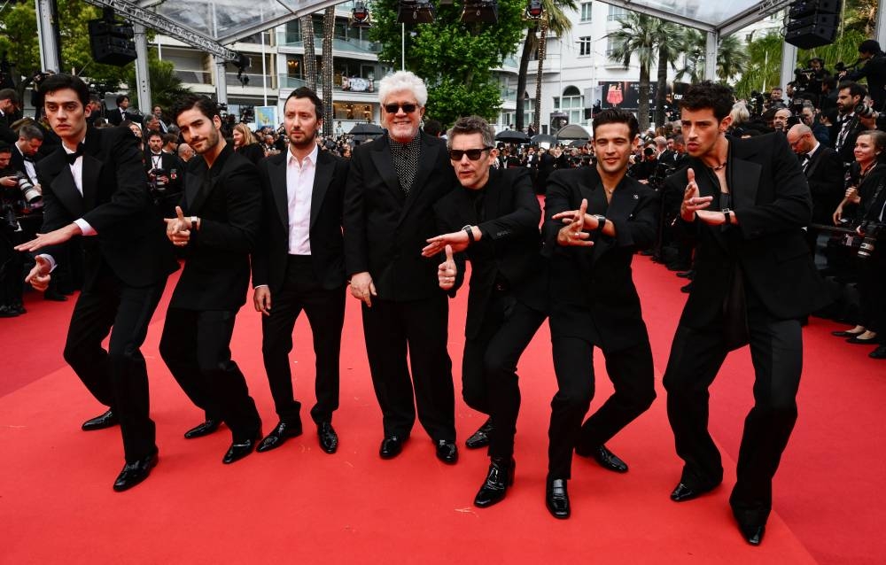 Almodóvar atendió luego con todas sus galas al lanzamiento oficial del filme, con los actores George Steane, Condessa; el director creativo de Yves Saint Laurent, Anthony Vaccarello; y los actores Ethan, Jason y Manu. / Fotos: AFP