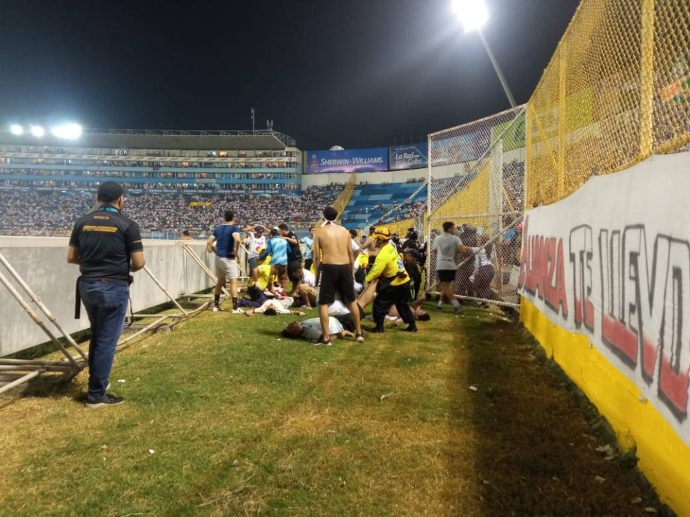 Muchos de los lesionados fueron atenidos en la cancha. DEM. 