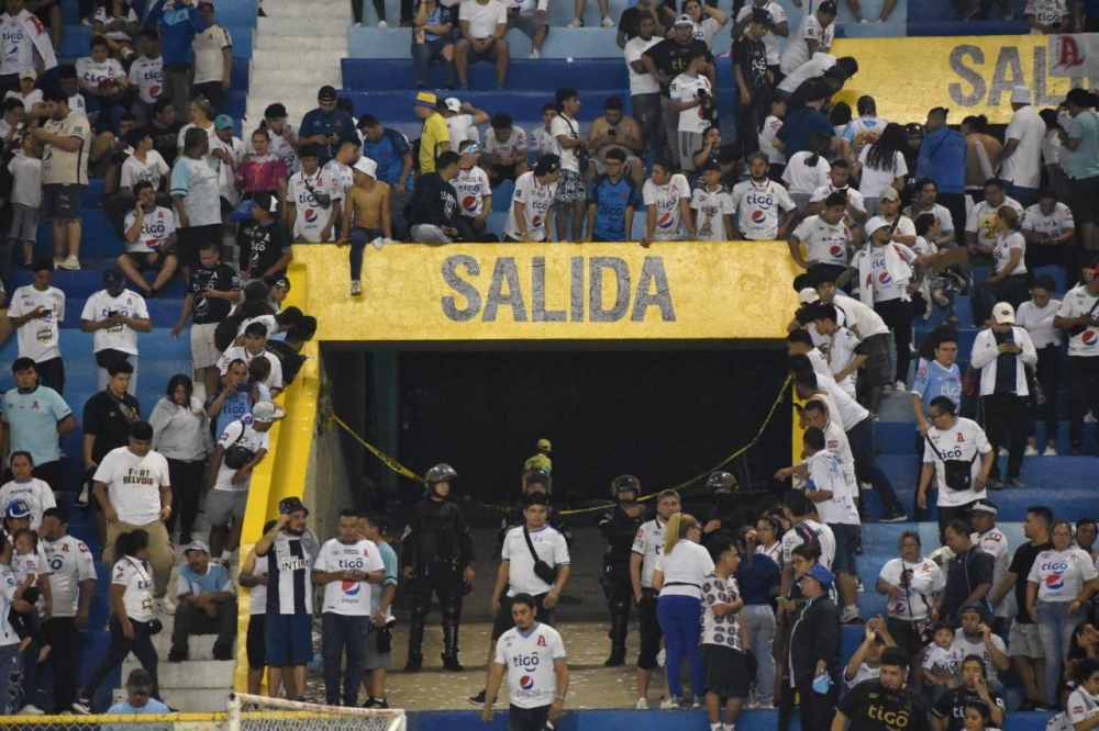 La estampida se originó en uno de los túneles de acceso a sol general. DEM. 