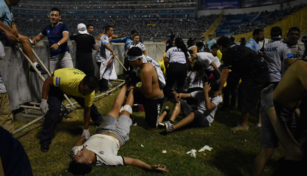 Multiples heridos en el estadio Cuscatlán tras estampida entre aficionados de FAS y Alianza. Foto DEM-Emerson del Cid