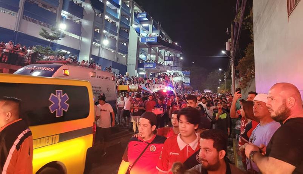 Cientos de aficionados fueron evacuados tras los trágicos incidentes en el estadio Cuscatlán
