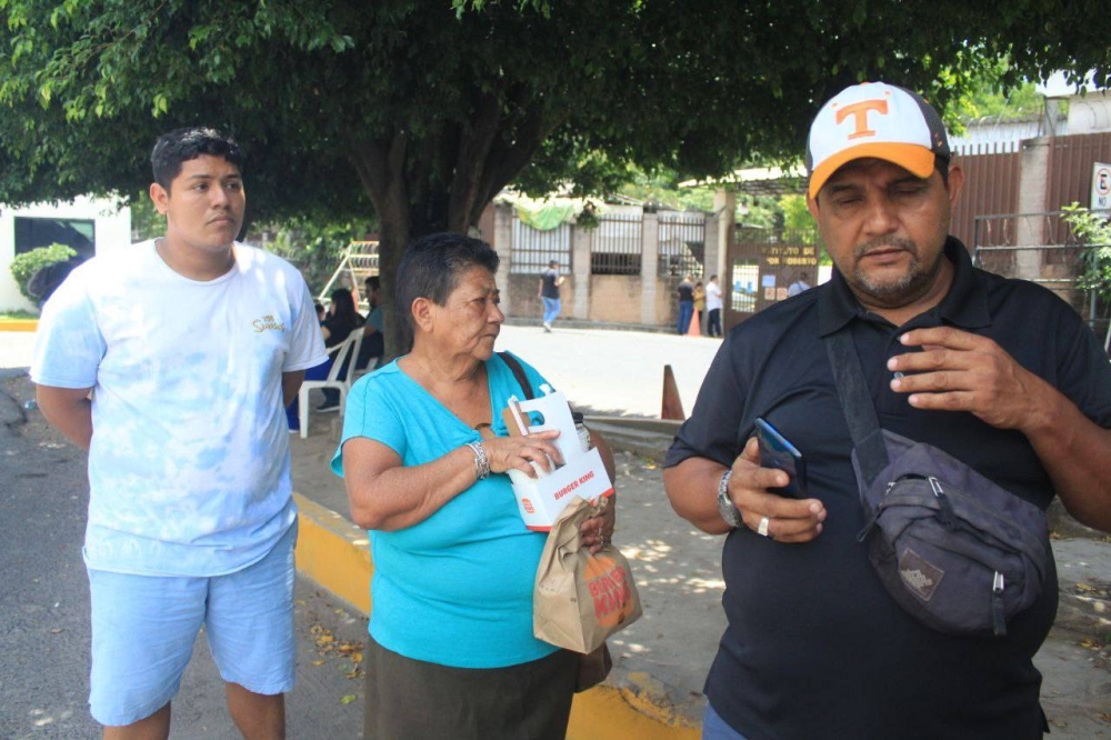 Óscar Linares, padre de Kevin Mauricio Linares y una de las 12 víctimas de la estampida en el estadio. /Gabriel Aquino