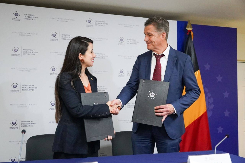 The agreement was signed by Adriana Mira, Deputy Prime Minister of the Republic, and Todd Hildreth, the company's commercial director. / Prime Minister's official residence