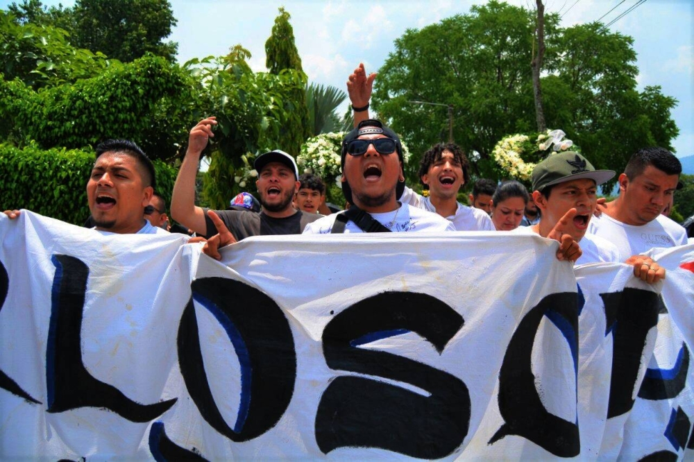 Miembros de las barras aficionada al Alianza llegaron al cementerio la Bermeja para despedirse de Kevin Linares. Foto Lisbeth Ayala.