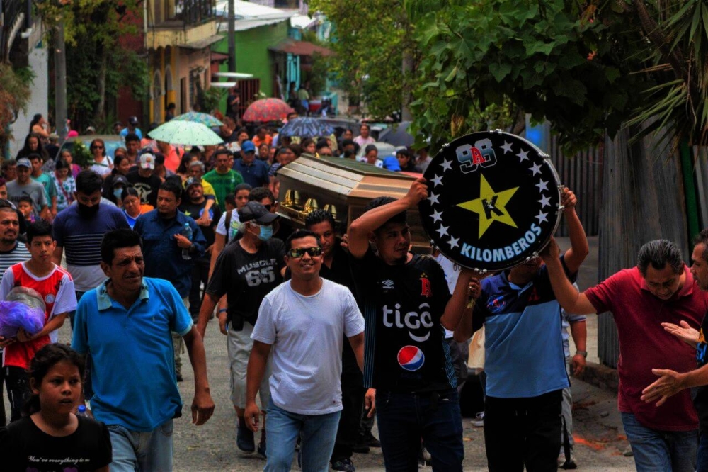 Previo a llegar al cementerio municipal de Ciudad Delgado amigos, familiares y aficionados del Alianza Fc realizaron una procesión en honor a Néstor Alas. Foto Emerson del Cid.