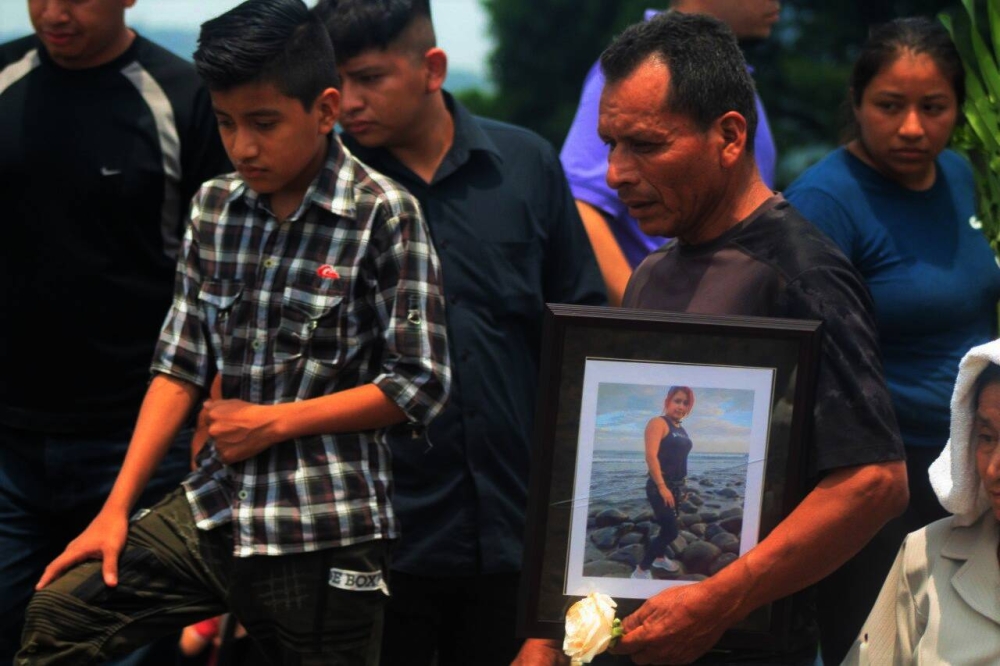 Don Jorge Ramírez, observa donde será sepultada su hija Angelica Ramírez. foto Gabriel Aquino.