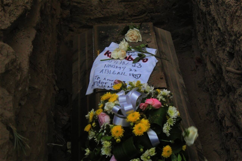 Amigos de Néstor Alas, escribieron en una camisa palabras de cariño hacia para que fuera sepultadas con él. Foto Emerson del Cid.