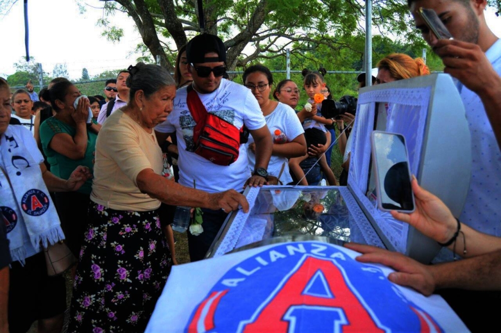 Previo a la sepultura de Kevin Linares, amigos y familiares se acercaron para despedirse de él. Foto Lisbeth Ayala.