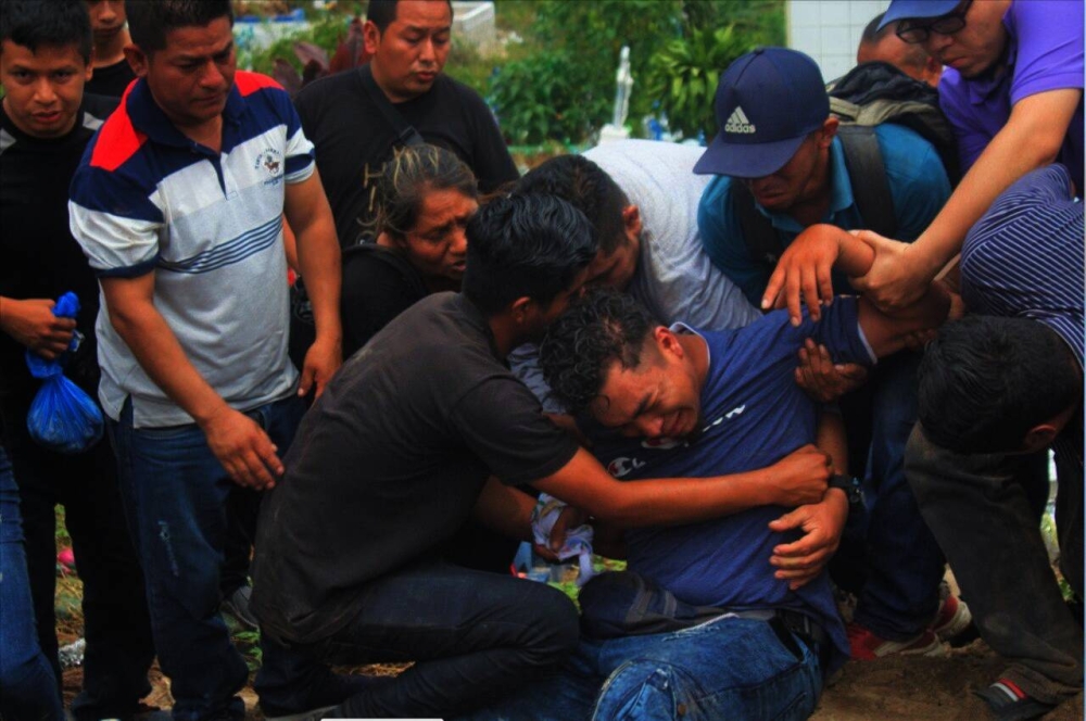 Josué Amaya esposo de Angelica Ramírez, llora tras sepultar a su compañera de vida. foto Gabriel Aquino.