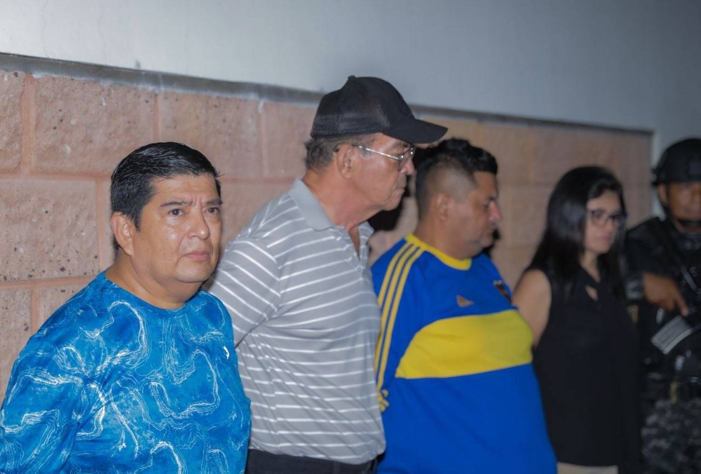 El presidente del Alianza FC, Pedro Hernández (el primero de camiseta azul), es uno de los detenidos por las autoridades durante la noche del miércoles. / Cortesía FGR.