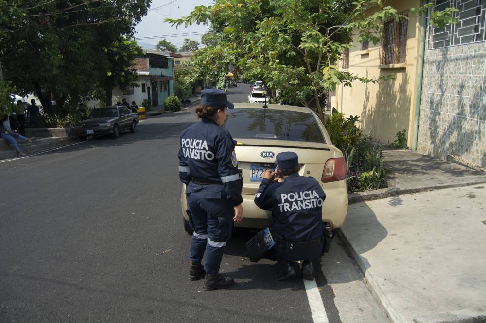 Las autoridades pusieron multas por obstaculizar calles y aceras en La Rábida. / Lisbeth Ayala. 