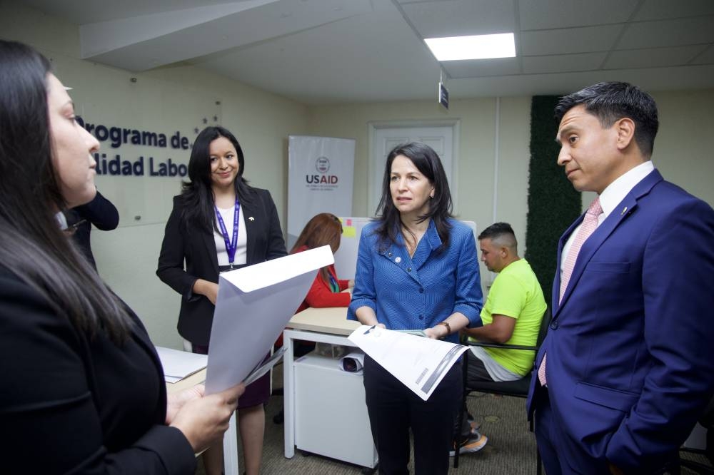 En su gira por El Salvador, Marcela Escobari recorrió las instalaciones de la oficina para el reclutamiento del programa de visas. /Cortesía EE. UU.