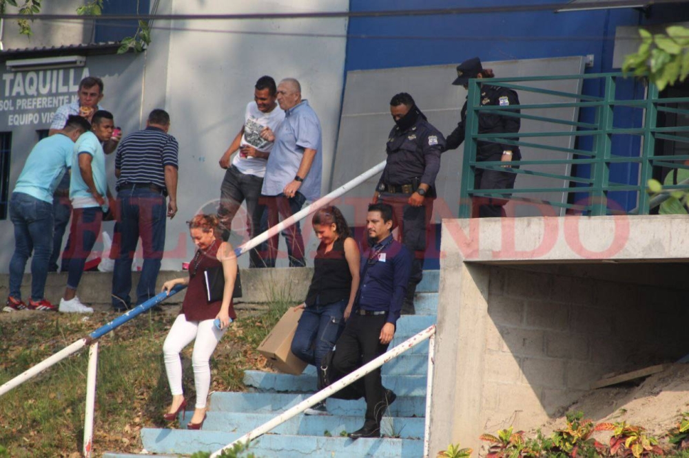 La Fiscalía y la Policía allanó la sede del Alianza FC ubicada en el estadio Cuscatlán. Emerson Del Cid