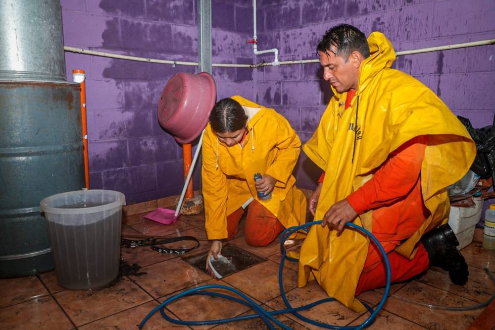 Bomberos de El Salvador atendió una vivienda que por colapso de tuberías se inundó. / cortesía