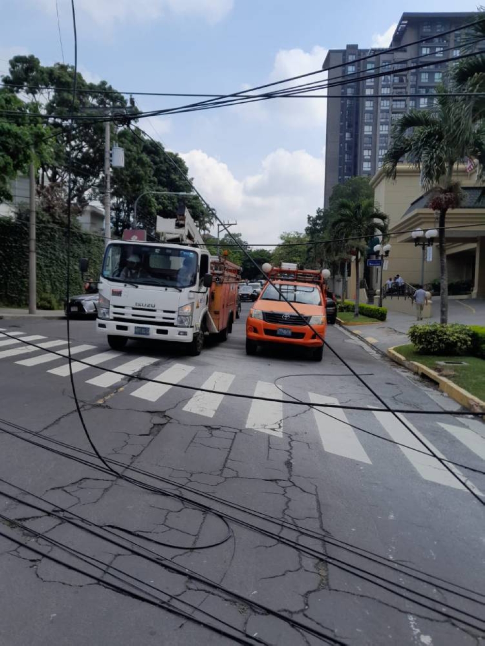 Personal de CAESS llegó al lugar para realizar labores respectivos en el cableado eléctrico.