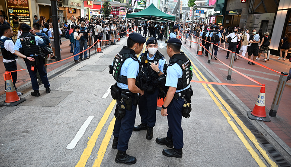 La policía patrulla cerca del lugar donde la gente de Hong Kong tradicionalmente se reúne anualmente para llorar a las víctimas de la represión de la Plaza de Tiananmen en China en 1989.AFP