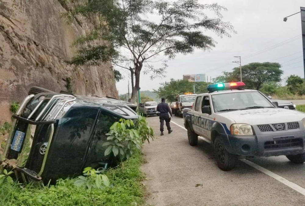 Una mujer se durmió y perdió el control de su vehículo este lunes por la mañana. / cortesía