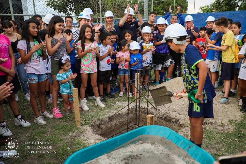 Gobierno de El Salvador renovará cancha de la colonia IVU / Secretaría de prensa de la presidencia