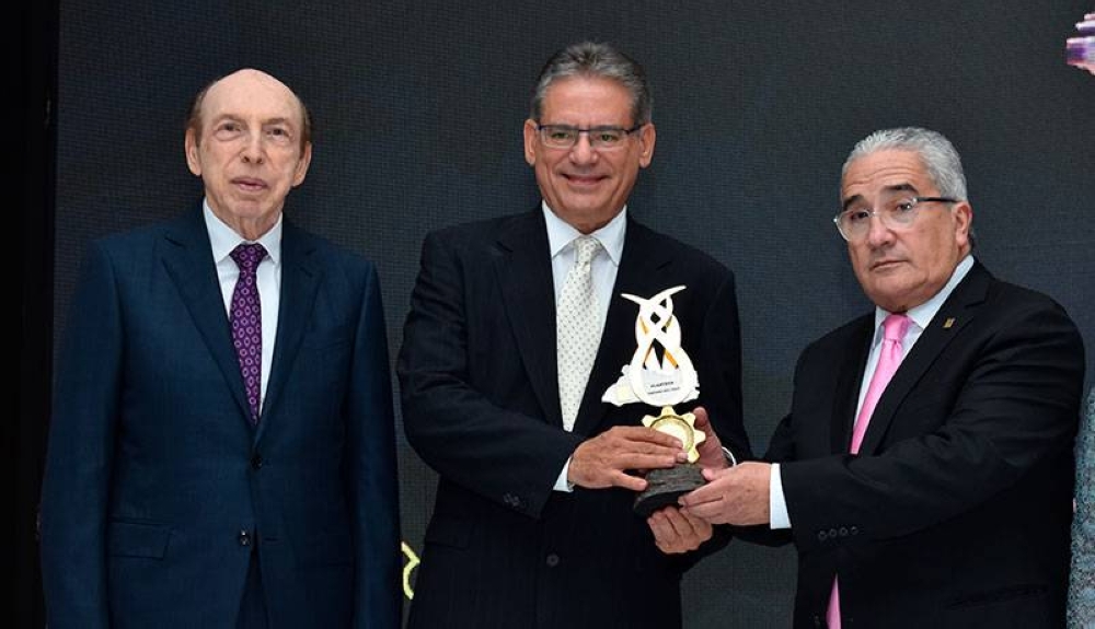 Acompañado de la junta directiva, José Miguel Carbonell, presidente de Plantosa, recibió el Premio ASI, máximo galardón de la gremial y entregado desde 1959. / Emerson del Cid