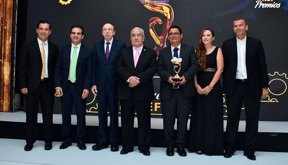 Jorge Bahaia, fundador de Fesa, junto con voceros de la fundación reciben el Premio Benefactor de la mano de Eduardo Cader y Víctor Saca, de la junta directiva de ASI. / Emerson del Cid