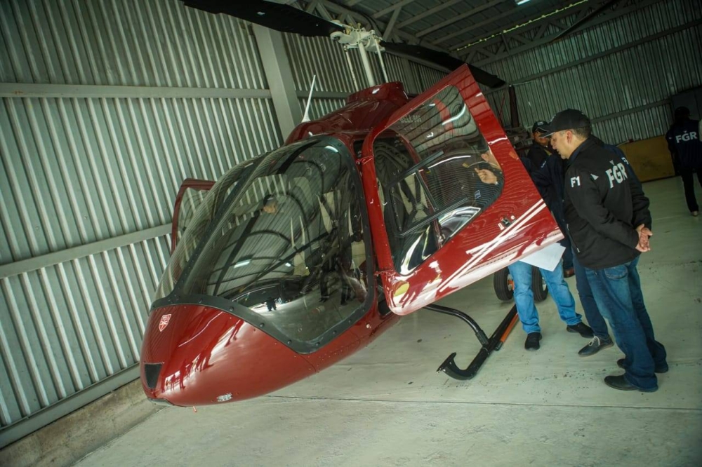 Este viernes, la Fiscalía incautó un helicóptero valorado en $1.3 millones, supuestamente, propiedad del exmandatario. / FGR.