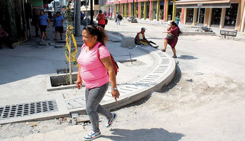 La estructura del cableado subterráneo ya finalizó, actualmente trabajan en las aceras. / Emerson Del Cid.