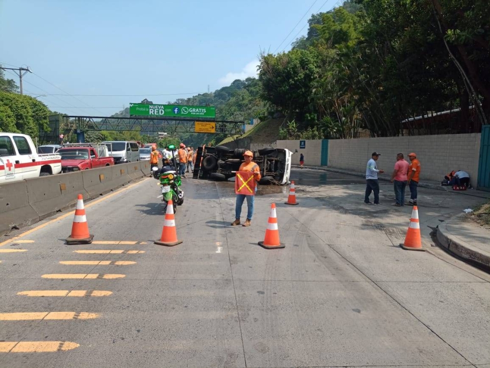 Autoridades trabajaron para despojar los remanentes del accidente / Fovial.