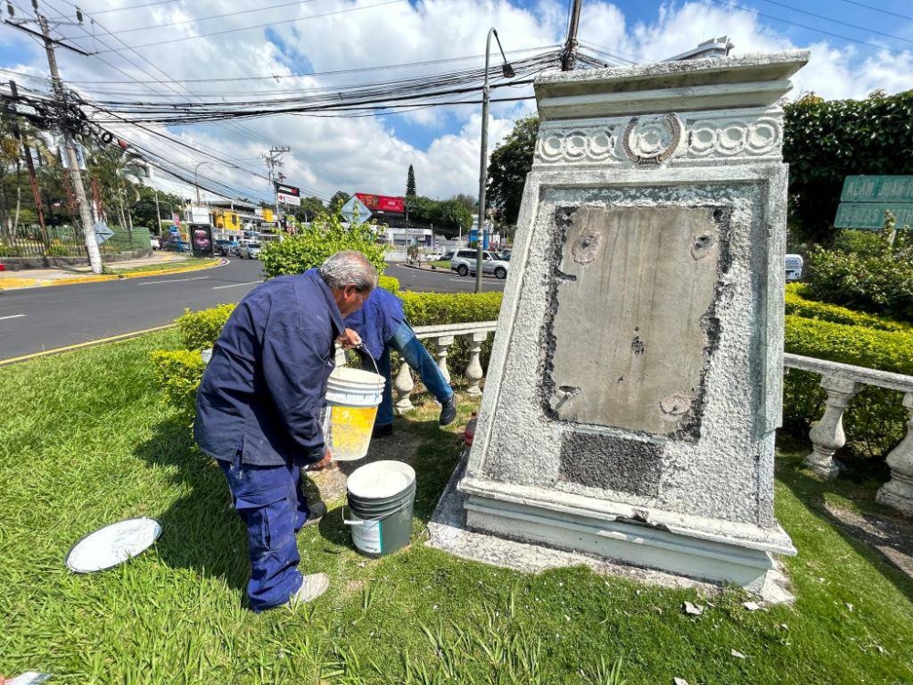 Empleados reparan monumentos y aceras.