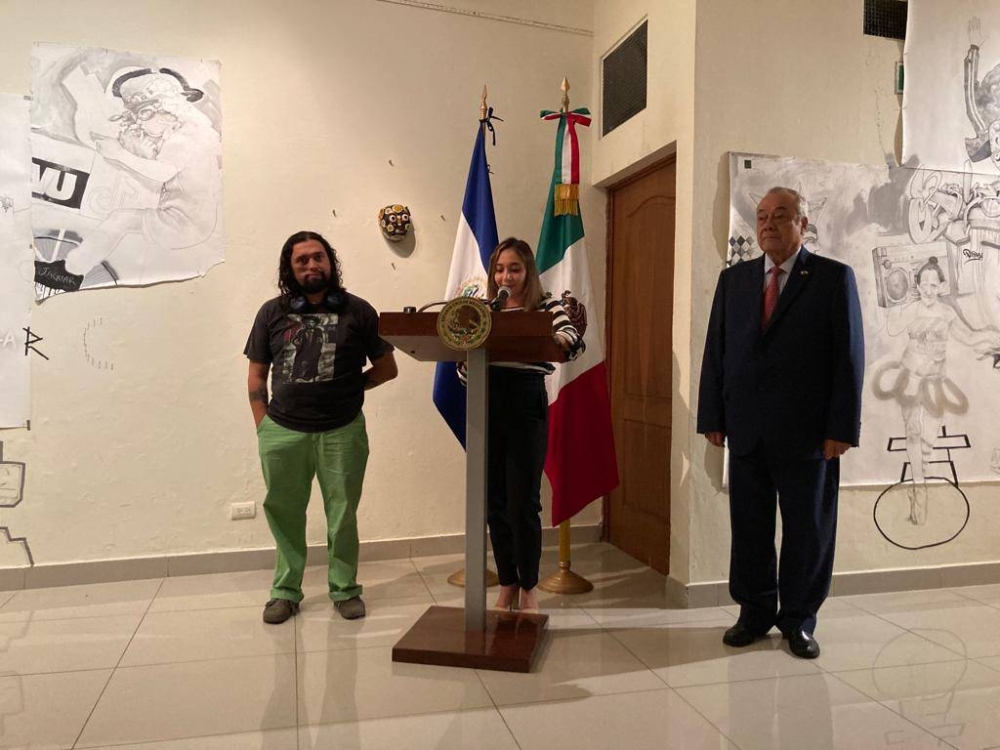 El artista salvadoreño Renacho Melgar y el Embajador de México Ricardo Cantú inauguraron la muestra de arte, en la que destaca la imagen de Yajaira.