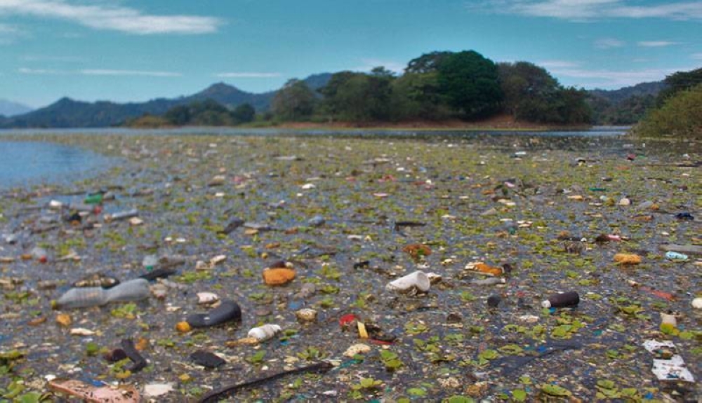 Las autoridades calculan que el 90 % del agua en El Salvador está contaminada. / DEM