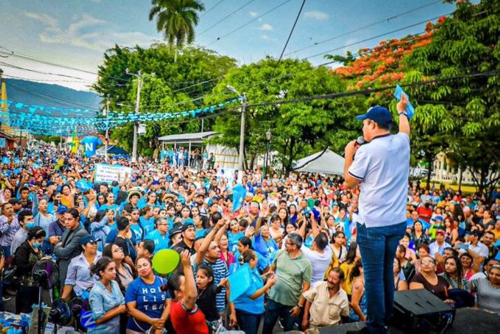 El alcalde de Santa Tecla, Henry Flores, escribió 