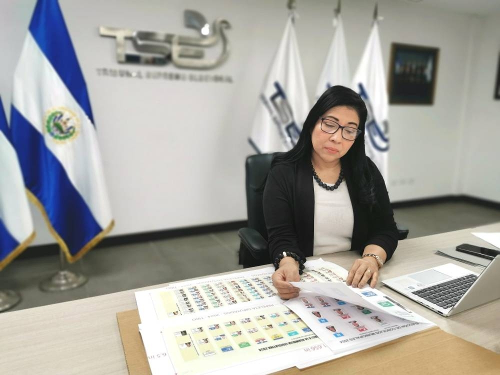 La presidenta del TSE, Dora Martínez Barahona, examina las propuestas de diseño de papeletas. / TSE.