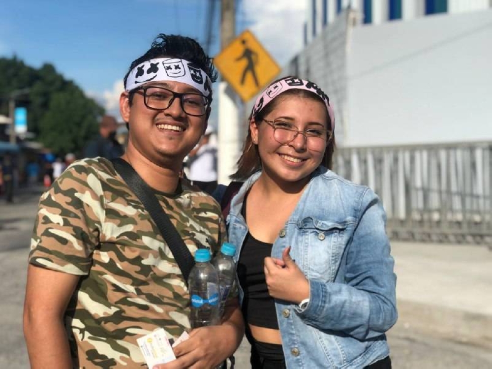 Estos chicos llegaron desde temprano para segurarse un lugar en el evento. / Foto: Francisco Valle