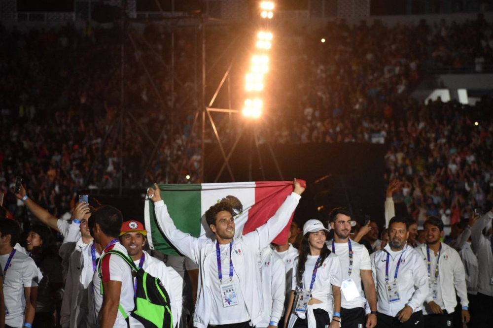 Delegación mexicana durante el desfile en la pista olímpica del estadio 