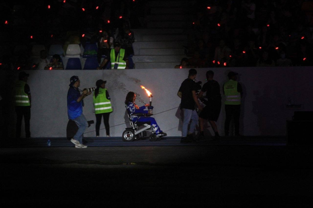 Rebeca Duarte, atleta paralímpica de Boccia con la antorcha/ Gabriel Aquino