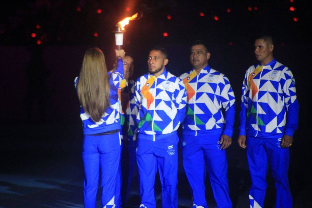 Gabriela Izaguirre recibe la antorcha centroamericana y del caribe de parte de Frank Velásquez/ Gabriel Aquino