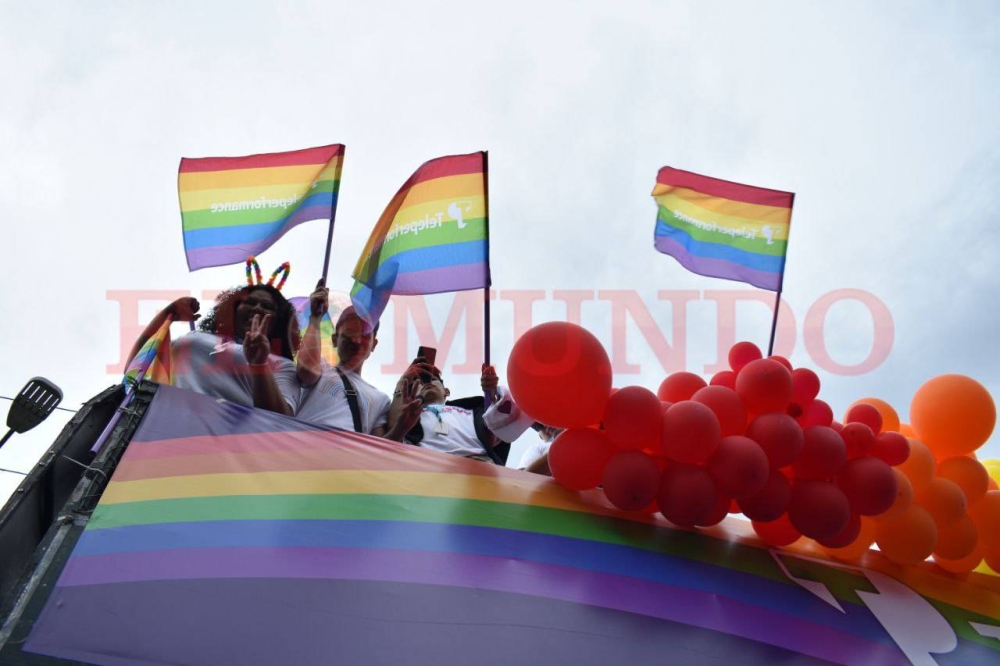 Colaboradores de una empresa de call center se hicieron presente a la marcha por el orgullo LGBT / Emerson del Cid.