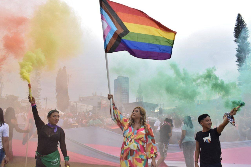 Personas alzando banderas en honor el orgullo LGBT / Emerson del Cid.