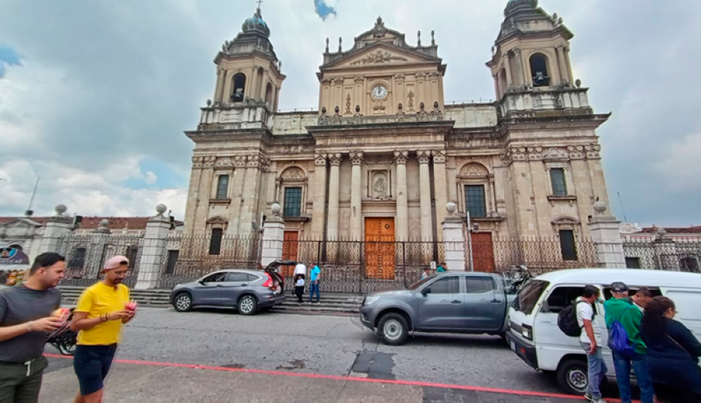 Ciudadanos transitan frente a la Catedral Santiago de Guatemala en la cpital. Foto DEM-Javier Maldonado