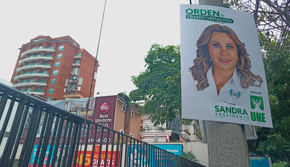 Cartel de la propaganda de la candidata de UNE, Sandra Torres