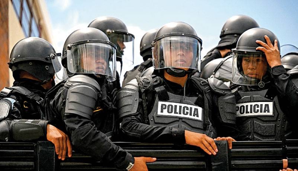 Agentes fueron movilizados al municipio de San José del Golfo, en las afueras del norte de la Ciudad de Guatemala, donde hubo conatos de violencia. / AFP