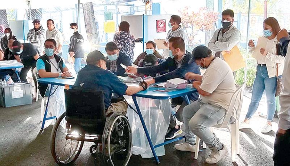 Un adulto mayor con discapacidad fue uno de los primeros en votar en el centro Los Arcos./ J.M.