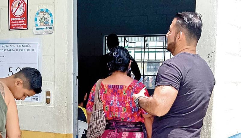 Una mujer indígena guatemalteca esperaba su turno en un centro de votación en San Miguel Petapa./ J.M.